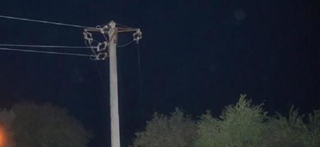 Un tânăr de 19 ani a murit electrocutat după ce s-a urcat pe un stâlp în timp ce se juca