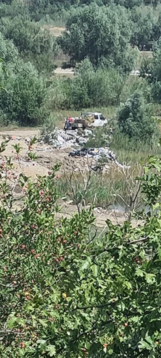 Gunoiul adunat din comuna Bosanci, aruncat de angajații primăriei în lunca râului Suceava