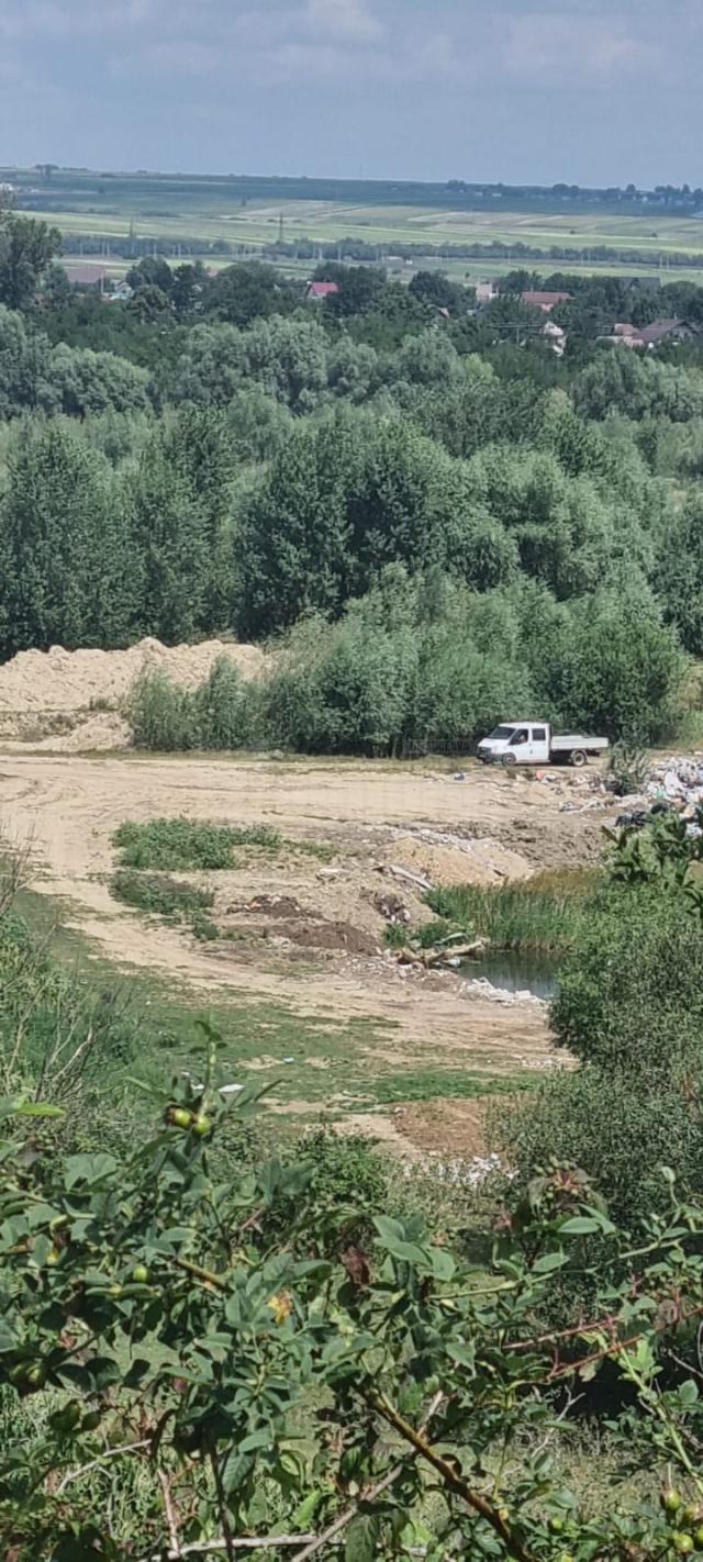 Gunoiul adunat din comuna Bosanci, aruncat de angajații primăriei în lunca râului Suceava