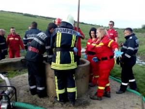 Pompierii si echipajul SMURD nu l-au mai putut ajuta pe bărbatul căzut în fântână