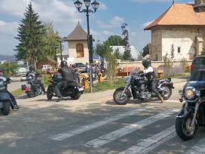 Ctitoria ștefaniană Biserica Sf. Ilie din Șcheia, loc de pelerinaj pentru motocicliștii prezenți la Bucovina Motorfest