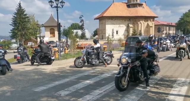 Zeci de motocicliști au vizitat Biserica Sf. Ilie, ctitorie a lui Ștefan cel Mare