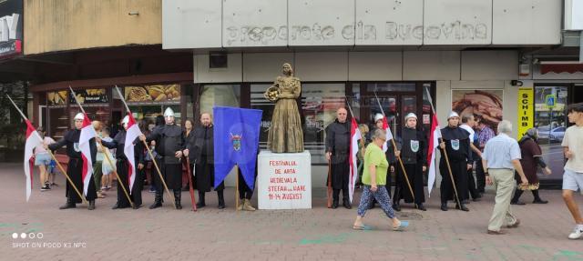 Statui vii ori levitante si personaje medievale pe strazile Sucevei