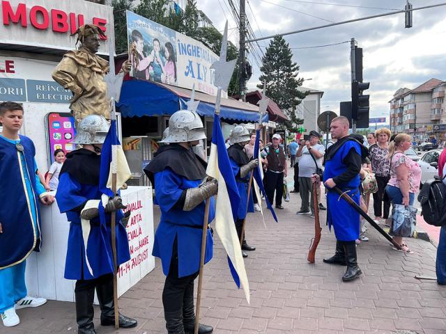Statui vii, levitante, personaje pe catalige, toboșari și „Garda Cetății” promovează Festivalul de Artă Medievală de la Suceava