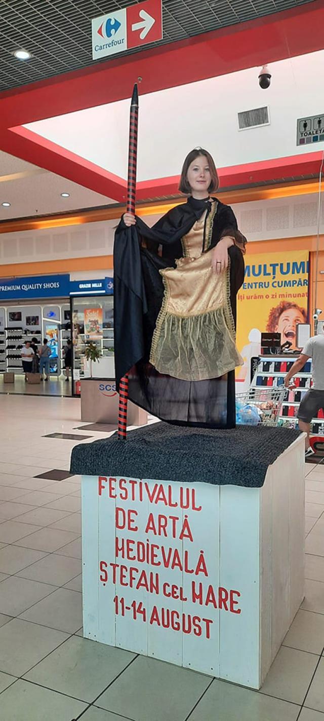 Statui vii, levitante, personaje pe catalige, toboșari și „Garda Cetății” promovează Festivalul de Artă Medievală de la Suceava