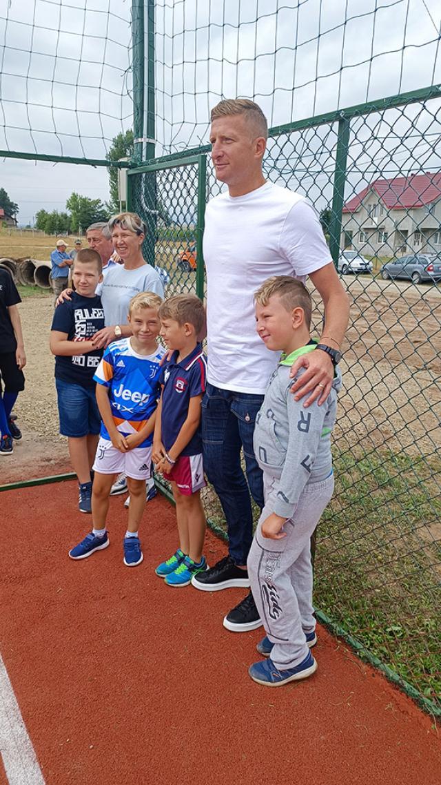 Dorin Goian s-a fotografiat cu copiii prezenți la inaugurarea terenului de sport