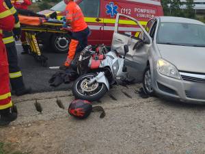 Motociclist dus la spital după ce s-a ciocnit cu un autoturism