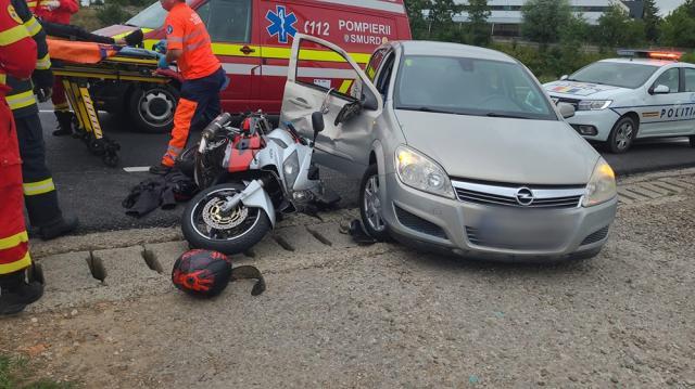 Motociclist dus la spital după ce s-a ciocnit cu un autoturism