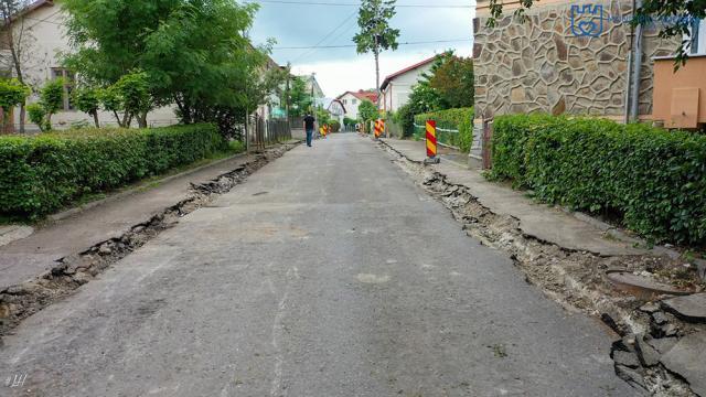 Stradă din zona centrală a Sucevei, reabilitată cu covor asfaltic și cu trotuare refăcute