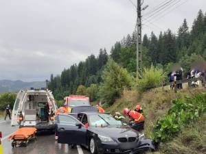 Bărbat mort după ce BMW-ul pe care îl conducea a fost aruncat în șanț de vagonul unui tir