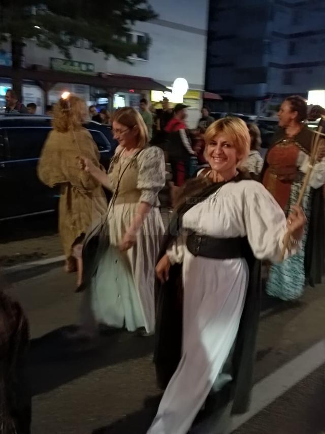 O mare paradă cu domnițe, războinici înarmați și torțe a dat startul în această seară Festivalului de Artă Medievală de la Suceava