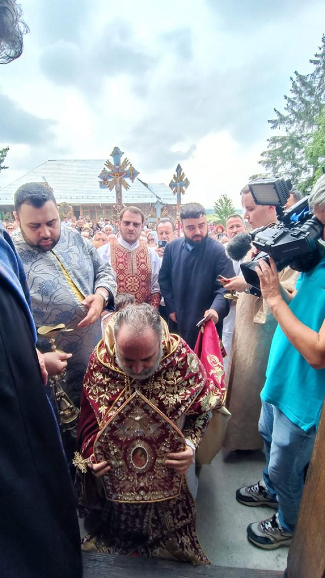 Episcopul Datev Agopian a îngenunchiat la intrarea în Biserica Hagigadar
