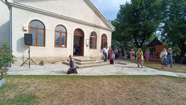 O parte dintre oameni au înconjurat Biserica Hagigadar în genunchi, pentru a li se împlini dorintele