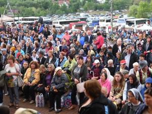 Mii de pelerini catolici se roagă pentru pace și sănătate la sanctuarul național marian de la Cacica