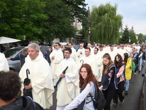 Mii de pelerini catolici se roagă pentru pace și sănătate la sanctuarul național marian de la Cacica
