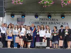 Primaria Adâncata a premiat cuplurile de aur și cei mai buni elevi din comună