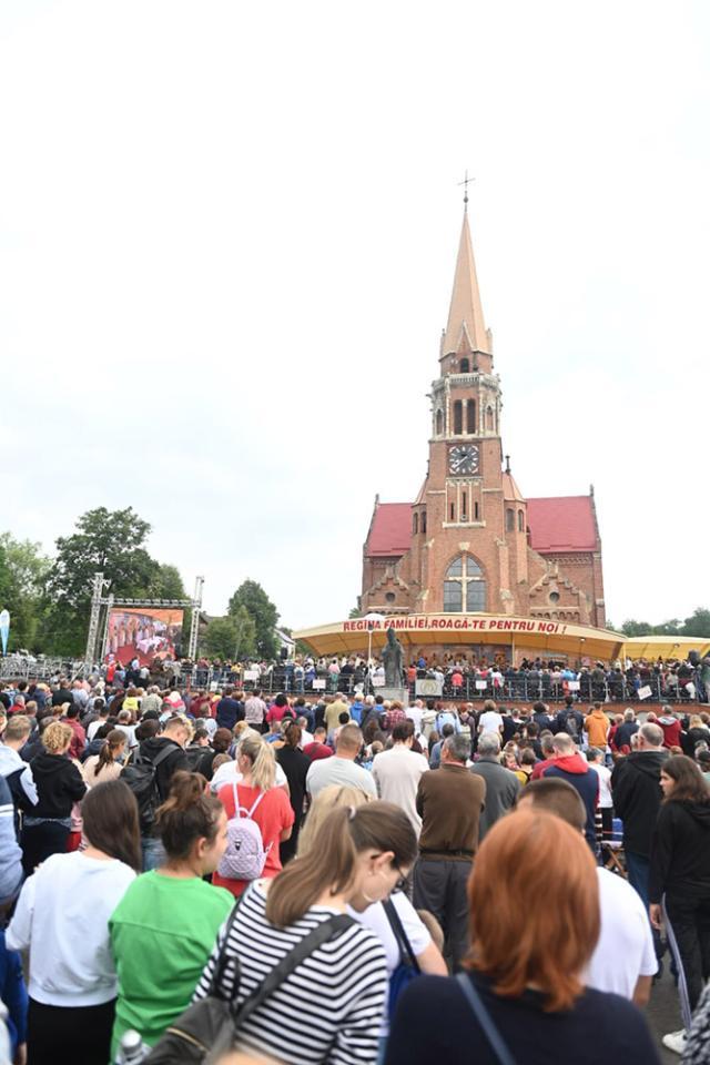 Mii de pelerini catolici s-au rugat pentru pace și sănătate la sanctuarul național marian de la Cacica