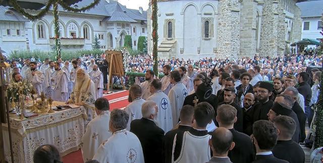 Mii de credincioși au participat la hramul Mănăstirii Putna de sărbătoarea Adormirea Maicii Domnului