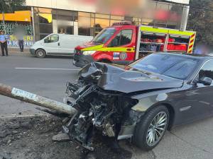 BMW-ul condus haotic și cu viteză de Sergiu Alexandru Strîmbu a fost scăpat de sub control și a intrat violent într-un stâlp