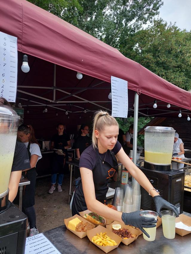 Elevi ai Colegiului Economic au gătit alături de chef Cătălin Scărlătescu