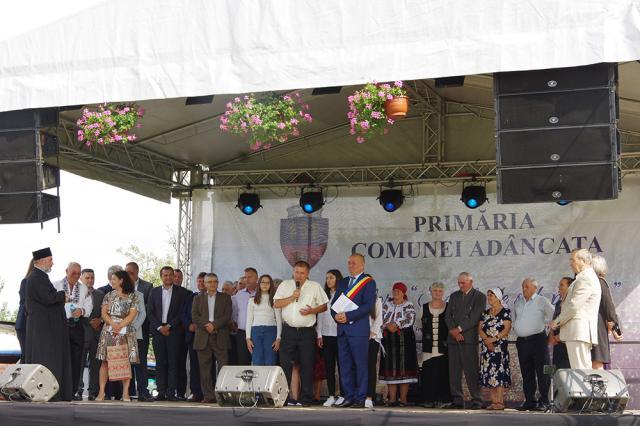 Primarul din Adâncata, Viorel Cucu, a premiat opt cupluri de aur și patru elevi eminenți