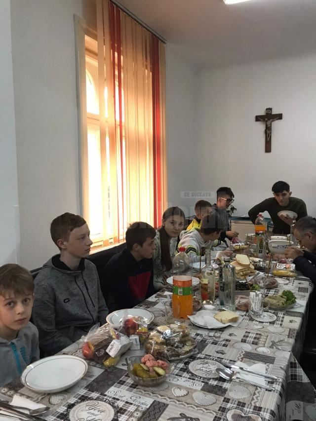 Produse alimentare de circa 15.000 de lei, donate de „Rădăuțiul civic” centrului social Casa Vladimir