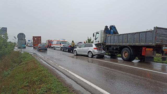 Tamponare cu trei autoturisme și un camion pe șoseaua de centură a Sucevei