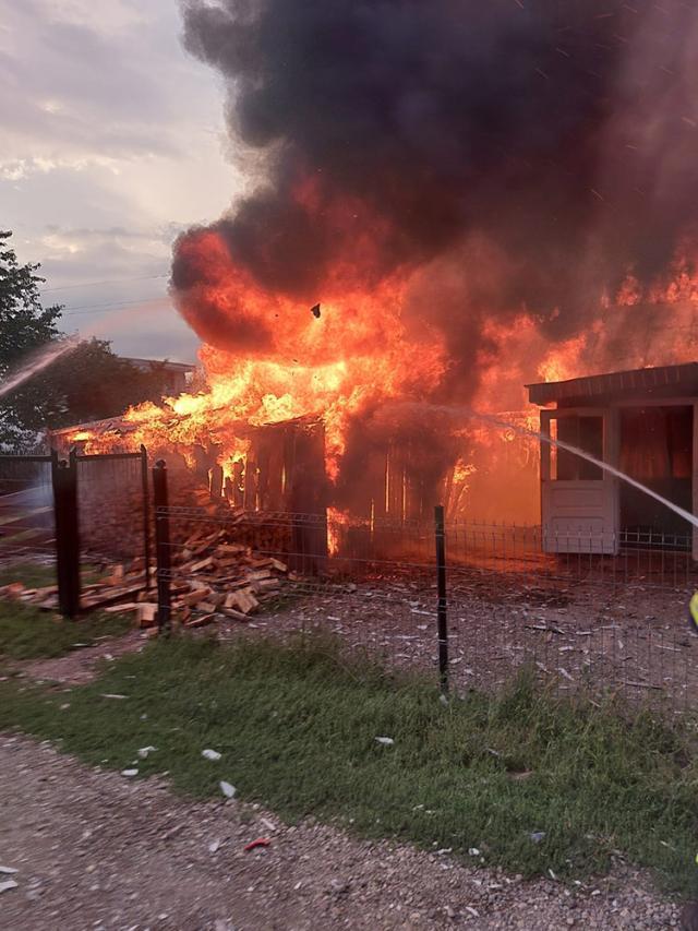 Casă distrusă de un puternic incendiu pornit în condiții neclare