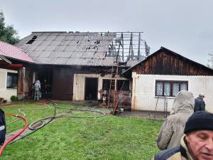 Anexă aflată între două case, în flăcări după ce a fost lovită de trăsnet