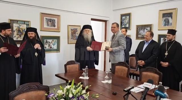 „Crucea Bucovinei”, conferită de ÎPS Calinic ministrului Cseke Attila, după semnarea contractului pentru restaurarea Mănăstirii Sf. Ioan