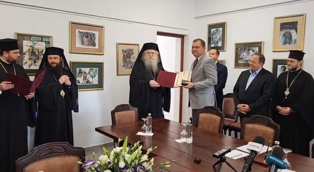 „Crucea Bucovinei”, conferită de ÎPS Calinic ministrului Cseke Attila, după semnarea contractului pentru restaurarea Mănăstirii „Sf. Ioan”