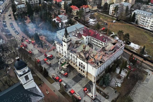 Un puternic incendiu a avariat parțial clădirea monument istoric a Palatului Administrativ, în martie 2020