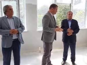 Grădinița a fost vizitată joi de ministrul Dezvoltării, Cseke Atilla, însoțit de Gheorghe Flutur, președintele Consiliului Județean Suceava