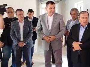 Grădinița a fost vizitată joi de ministrul Dezvoltării, Cseke Atilla, însoțit de Gheorghe Flutur, președintele Consiliului Județean Suceava