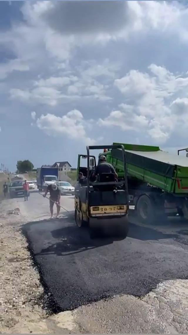 Câțiva localnici din Bosanci au asfaltat în „regie proprie” câțiva metri din DJ 208A
