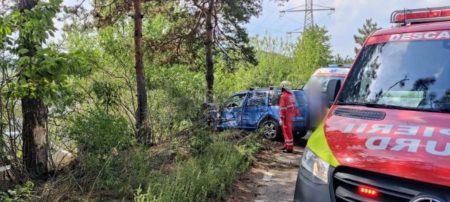 Șofer la spital după ce a intrat cu mașina în copac