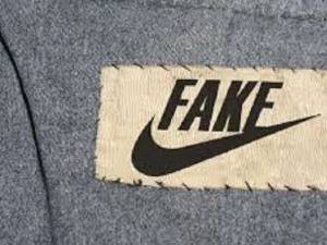 Polițiștii au strâns din piețe haine ”fake” de 25.000 de euro. Foto canal2.md