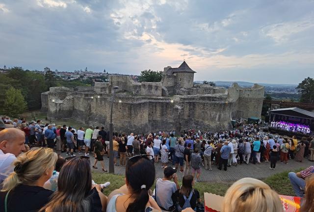 Momente magice în Cetatea Sucevei, la concertul susținut de orchestra „Frații Advahov” cu maestrul Eugen Doga