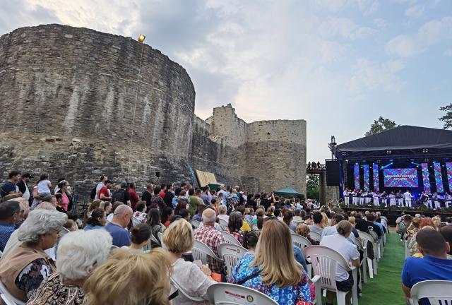 Momente magice în Cetatea Sucevei, la concertul susținut de orchestra „Frații Advahov” cu maestrul Eugen Doga
