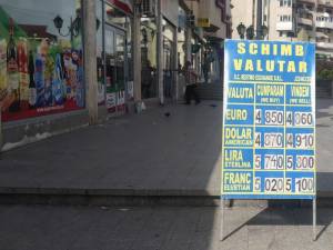 Dolarul a depășit euro și la casele de schimb valutar din Suceava