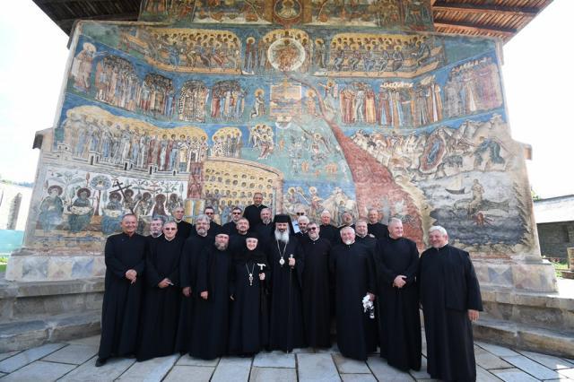Promoția 1985 de la Facultatea de Teologie Ortodoxă din Sibiu s-a reunit la Mănăstirea Voroneț Foto Constantin Ciofu