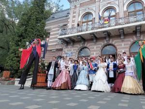 Deschiderea oficială a Festivalului „Birlic” a avut loc luni, 22 august, cu parada costumelor de teatru