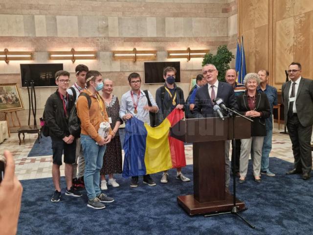 Olimpicii romani au fost asteptati la aeroport de ministrul Sorin Cimpeanu