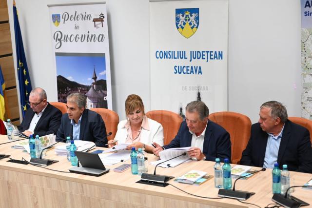 În prezența premierului României, Nicolae Ciucă, a fost semnat, miercuri, la Suceava contractul pentru restaurarea Palatului Administrativ din Suceava