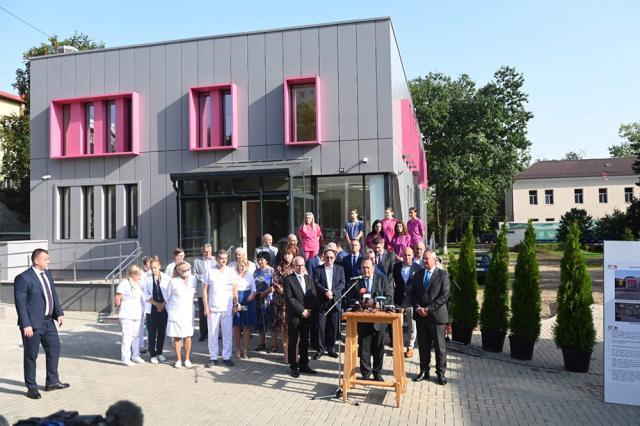 Centrul de radioterapie din incinta Spitalului de Urgență Suceava a fost vizitat miercuri de premierul Nicolae Ciucă