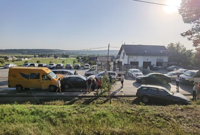 Carambol cu patru mașini la intrarea în Suceava dinspre Plopeni