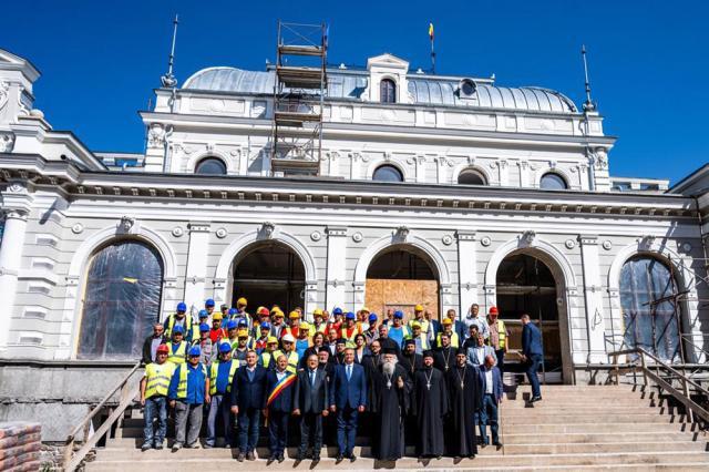 Premierul Nicolae Ciucă a vizitat șantierul Cazinoului Vatra Dornei și a primit de la ÎPS Calinic Medalia și icoana jubiliară