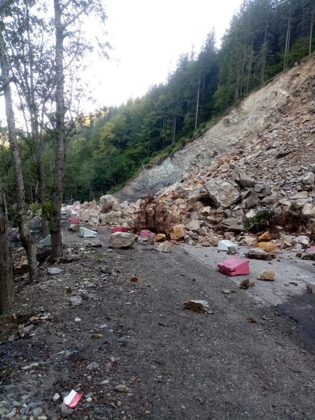 Căderile de pietre de pe versant au blocat din nou DN 17B