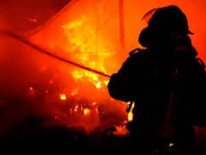 Incendiu puternic și utilaje distruse la o hală de sortare deșeuri din Rădăuți