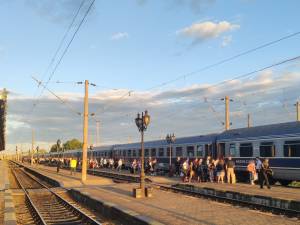 Trenul Suceava – Mangalia a circulat și cu 13 vagoane